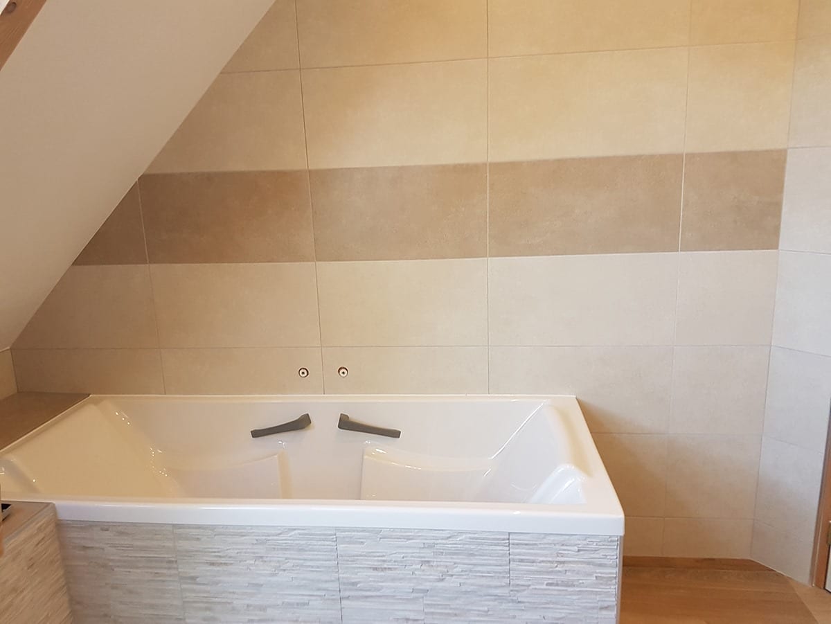 Salle de bain sous combles avec baignoire faïence beige