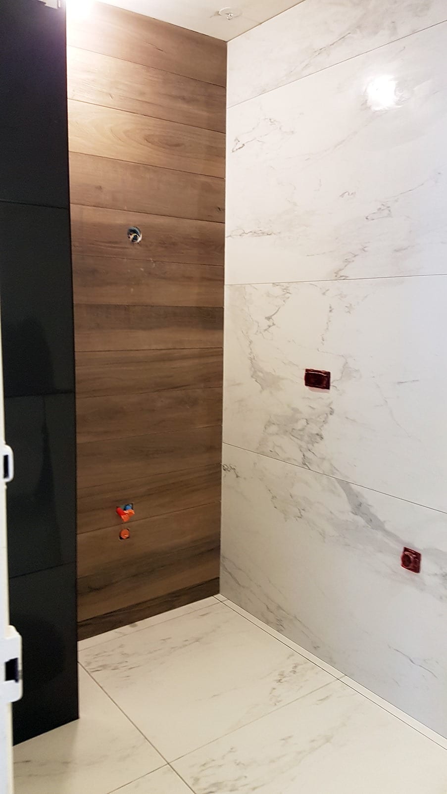 Salle de bain marbre blanc et imitation bois