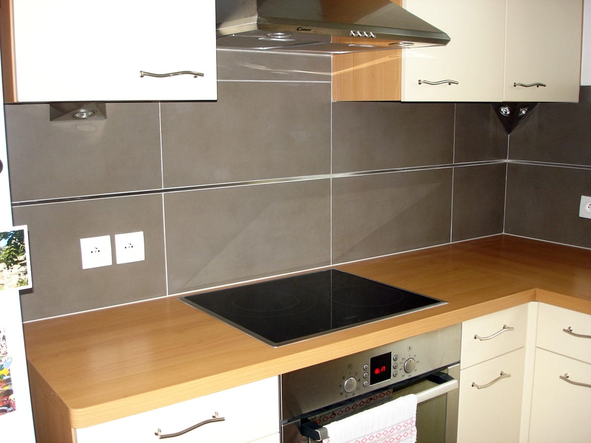 Crédence cuisine faïence gris taupe