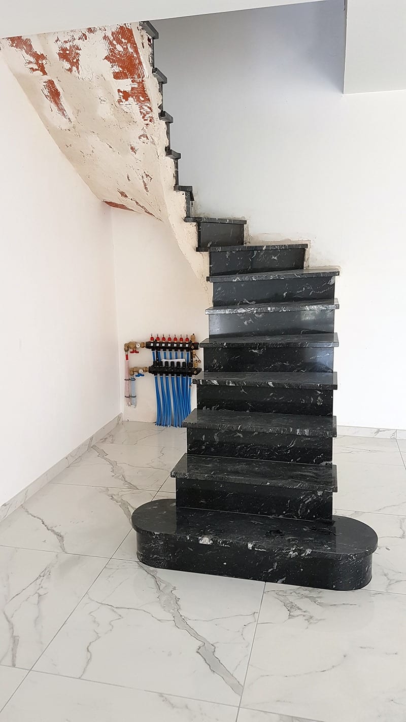 Escalier intérieur marbre noir veiné
