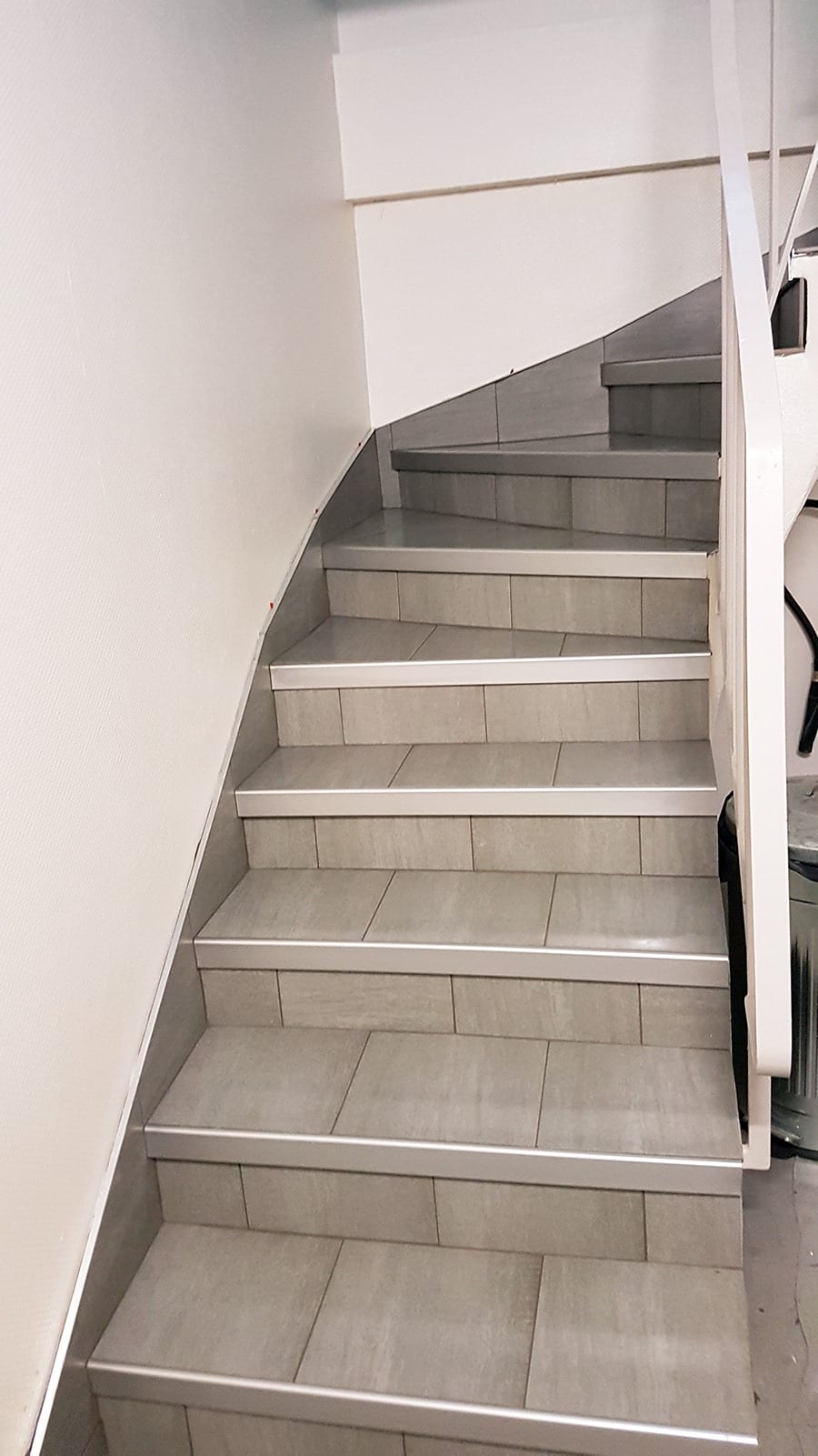 Escalier intérieur gris clair nez de marche aluminium