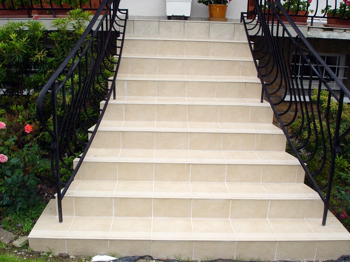 Escalier extérieur beige avec rampe fer forge