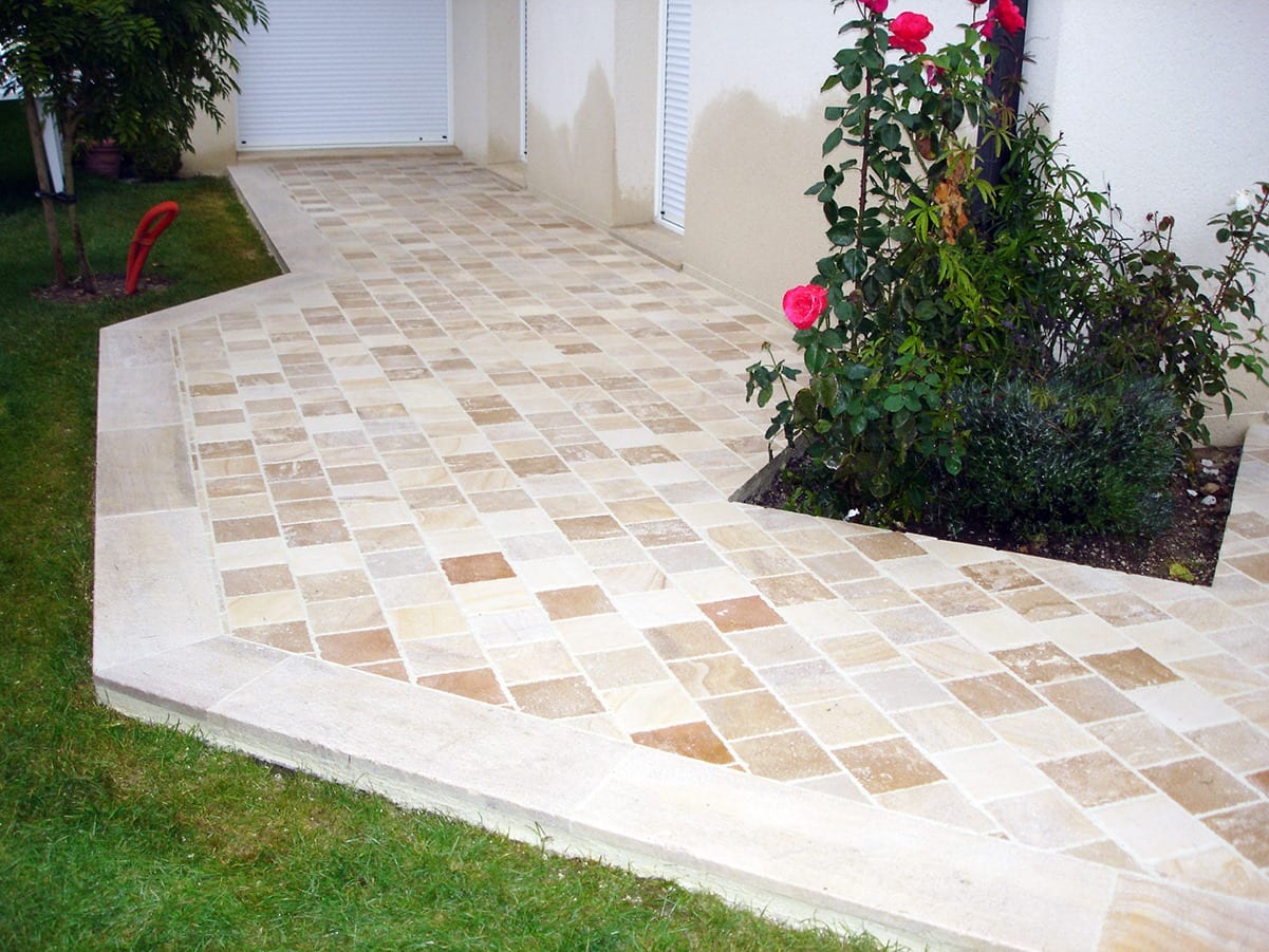 Terrasse travertin beige en diagonale