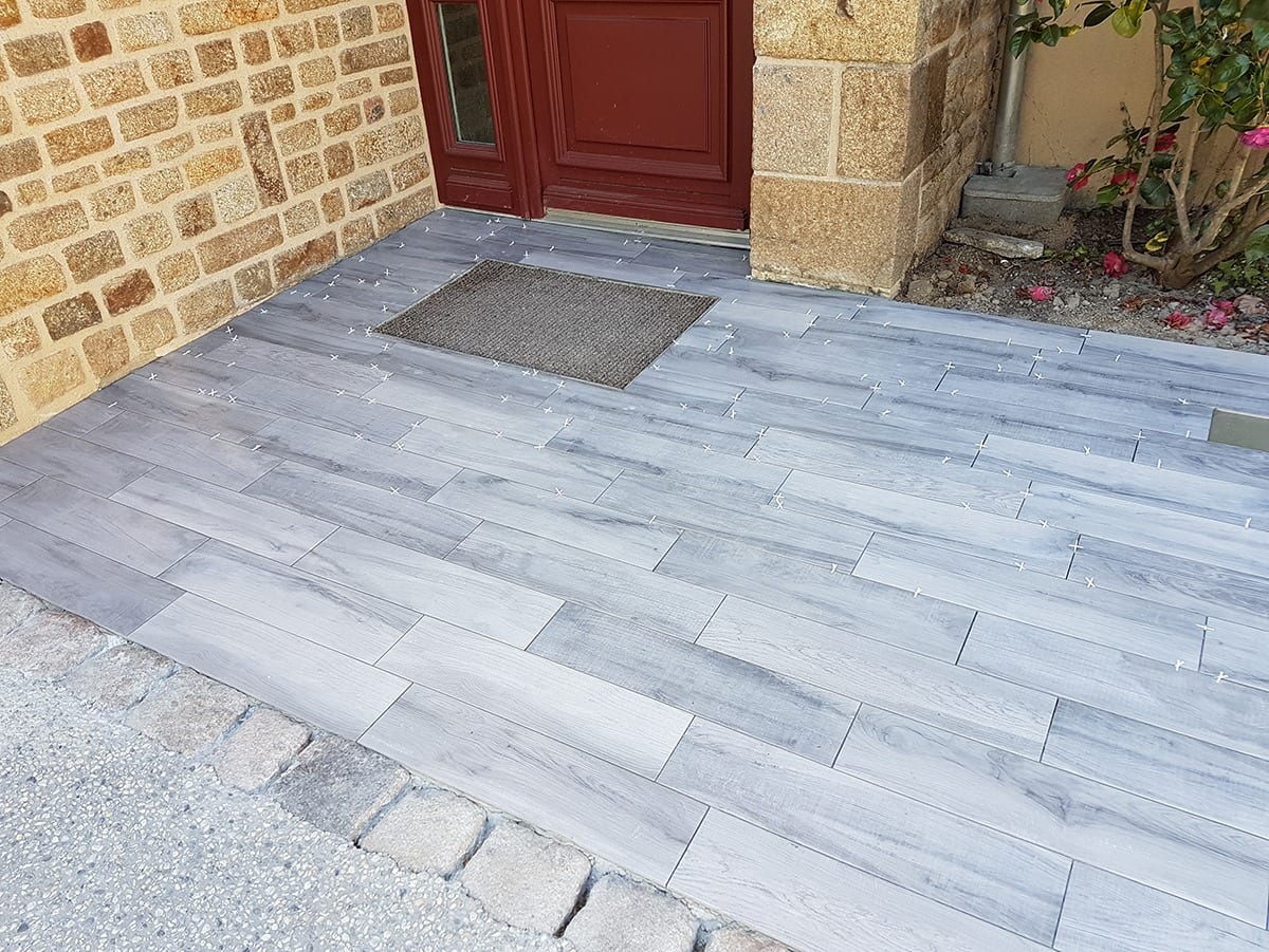 Perron entrée maison imitation bois gris