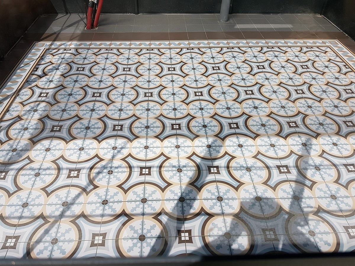 Carrelage décoratif baroque bleu et taupe